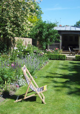 foraml garden with lawn and box hedges